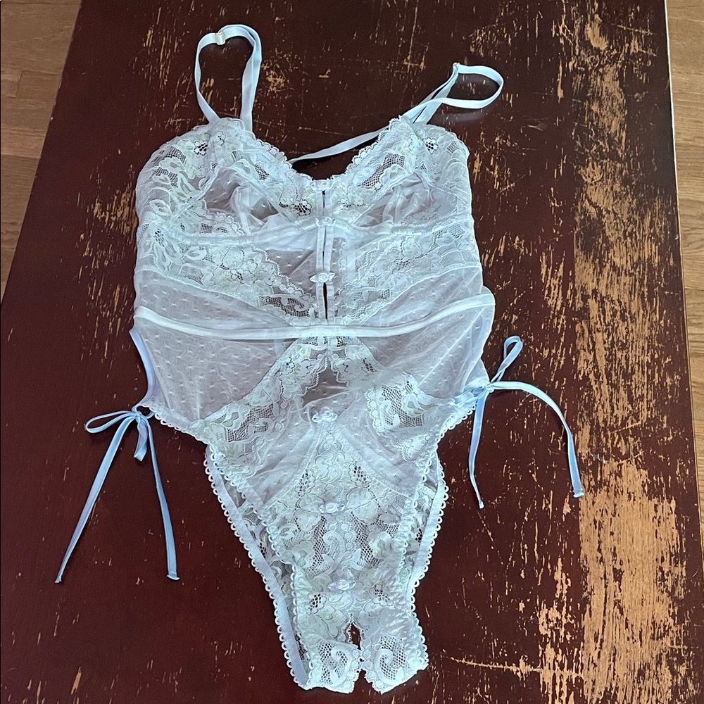 Mentionables Elegant Blue Iridescent Lace Bodysuit M NWOT